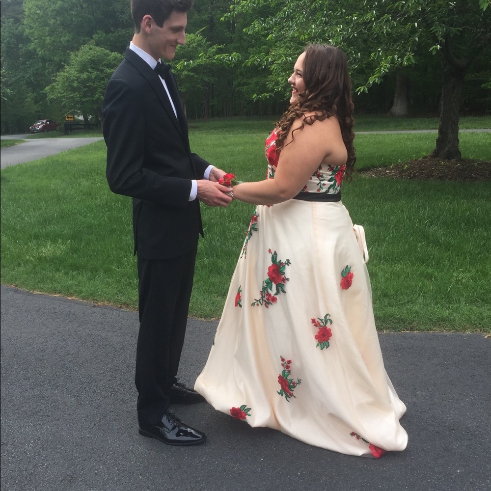 Prom Dress by Sadie Robertson.(Can be for wedding) - Picture 3 of 4